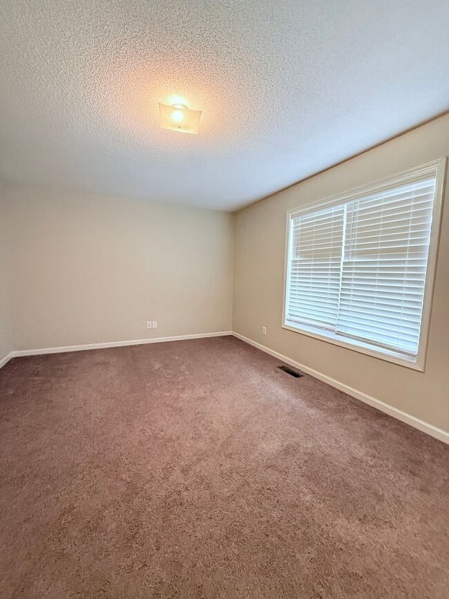 Building Photo - 2-bedroom townhome in great Gainesville location!