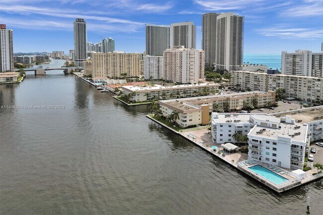 Building Photo - 1913 S Ocean Dr