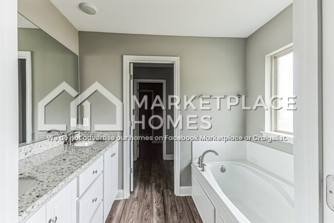 Building Photo - 701 Silver Bnd