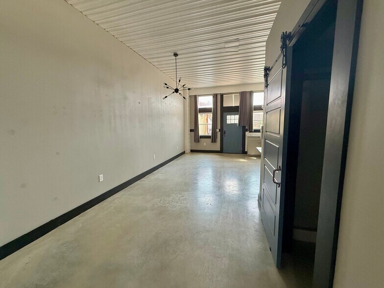 Building Photo - 475 S Hickory St