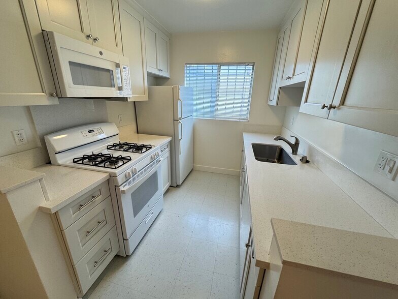 Building Photo - 11662 Sunset Blvd