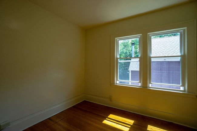 Building Photo - Bright 4 Bedroom Flat With Off Street Park...