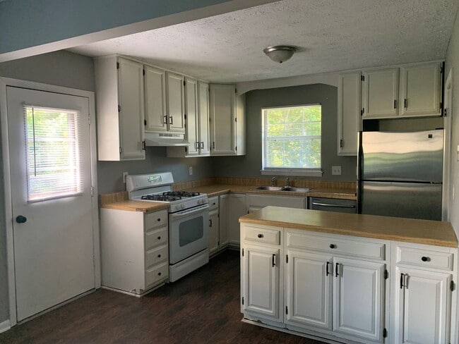 Building Photo - Sandusky Home With Main Level Master Bedroom