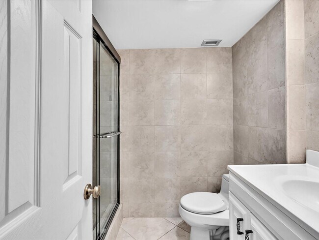 Building Photo - 1150 Hillsboro Mile