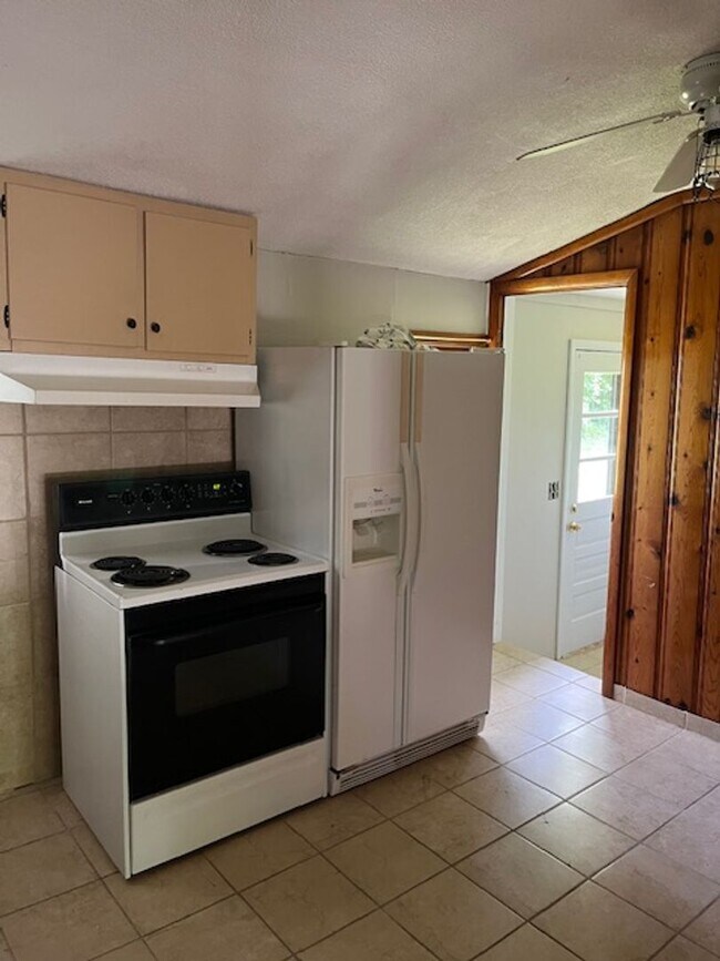 Building Photo - 3 bedroom, 1 bath Home: Located in Ellettsville! REDUCED PRICE!