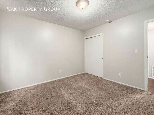 Building Photo - 1393-1395 Summit Street-2 Bedroom