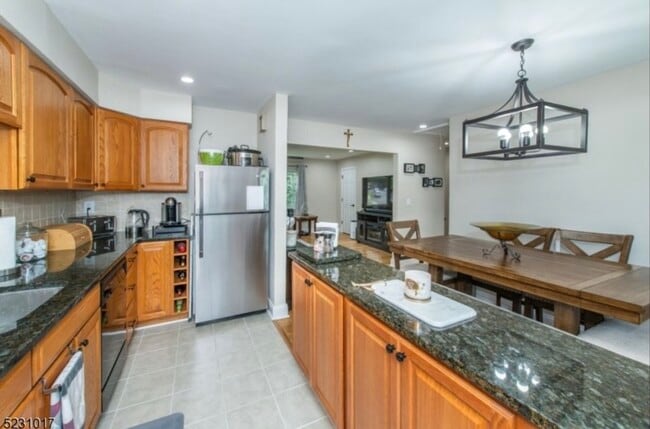 Building Photo - 8 Wedgewood Dr