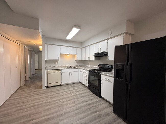 Building Photo - Renovated Glendale 3 Bedroom Condo with New Flooring