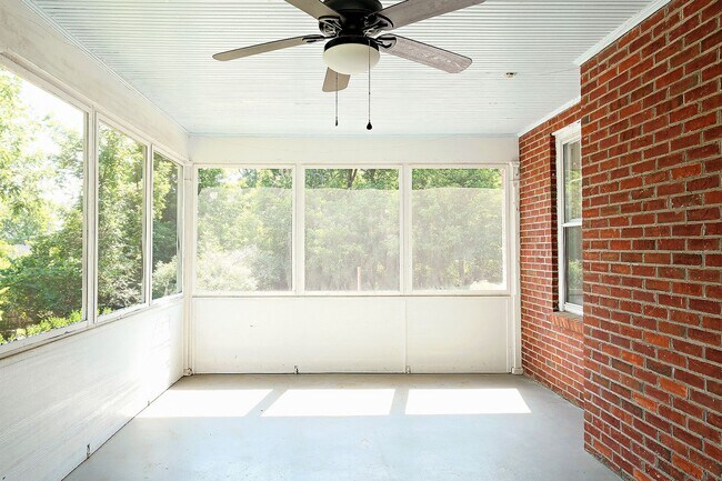 Building Photo - Scottsville Charm! Move-In Ready Home Near Library, Brewery & James River