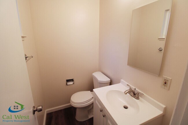 Building Photo - $2495 - 2 Bed 1.5 Remodeled 2 Story Towhn Home Near Keily and Saratoga