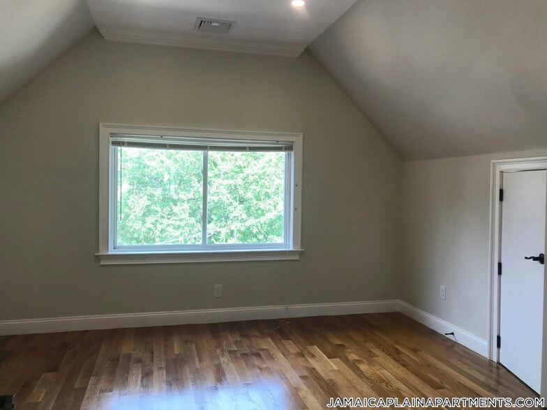 Building Photo - 9-11 Woodside Ave.