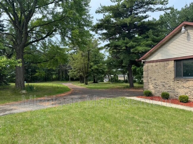 Building Photo - 40250 Pinetree Dr