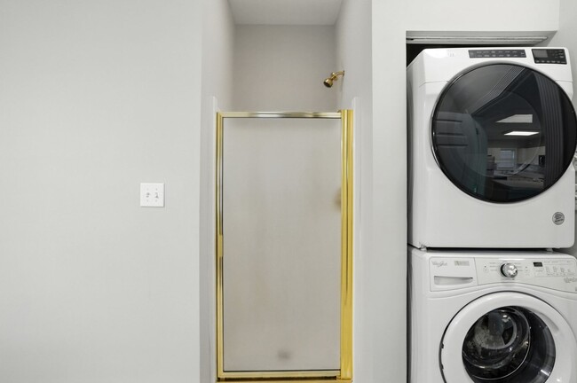 Building Photo - Move-in Ready: 2 Bedroom Condo!