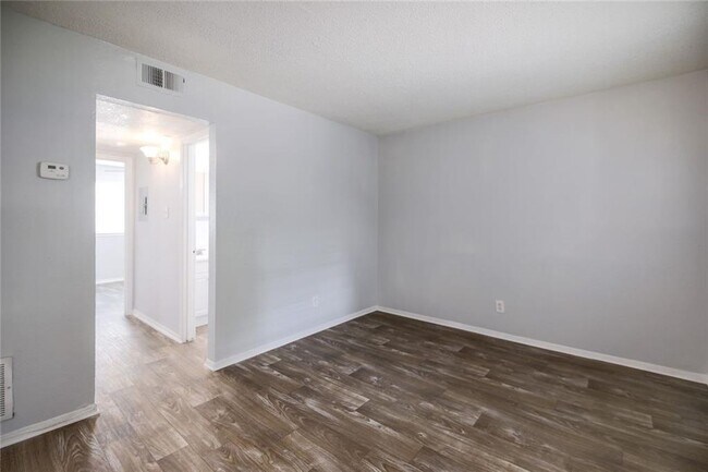 Building Photo - 2401 Manor Rd