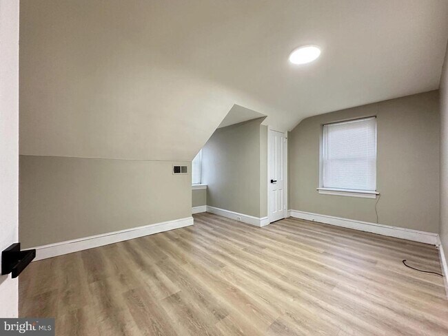 Building Photo - 1109 W James St