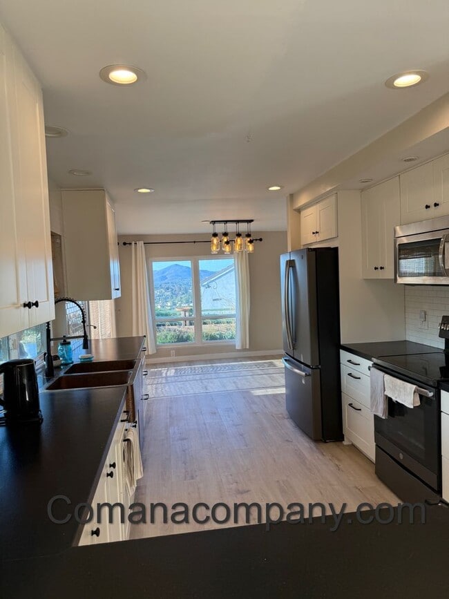 Building Photo - Gorgeous 5BR/3BA 2story home w SOLAR, view...