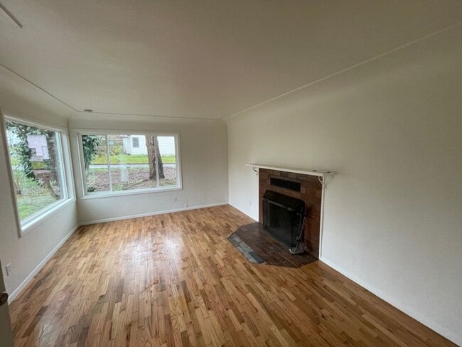 Building Photo - AVAILABLE NOW!!! Spacious 2bd/1ba House w/...