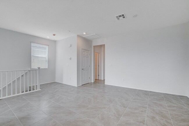 Building Photo - BRAND NEW TOWNHOME OFF 215 AND RUSSELL * N...