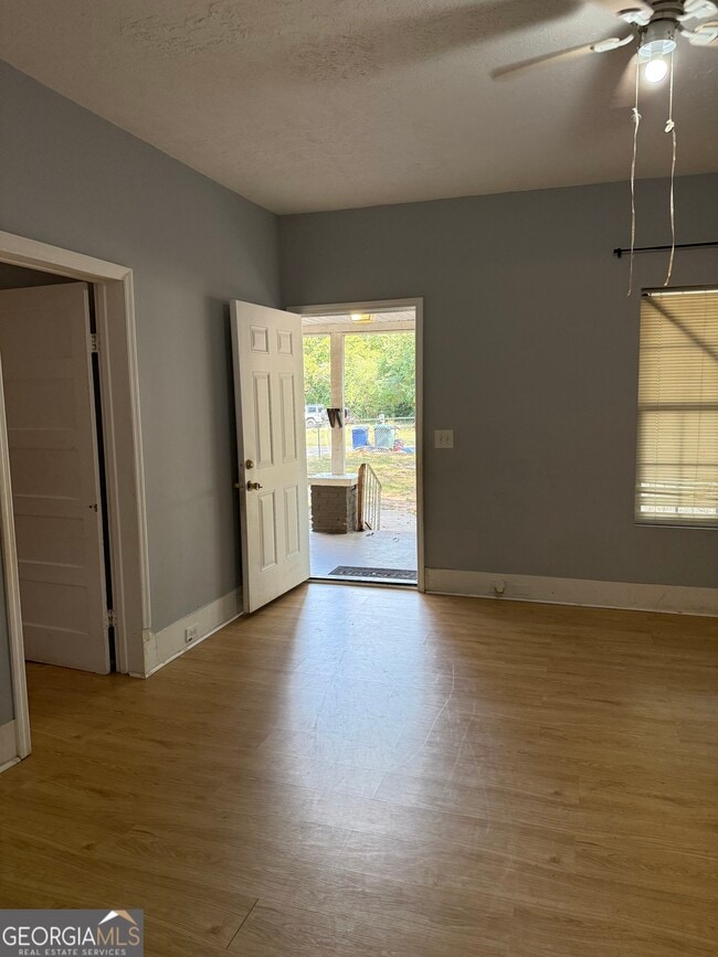 Building Photo - 1006 W College St Ext