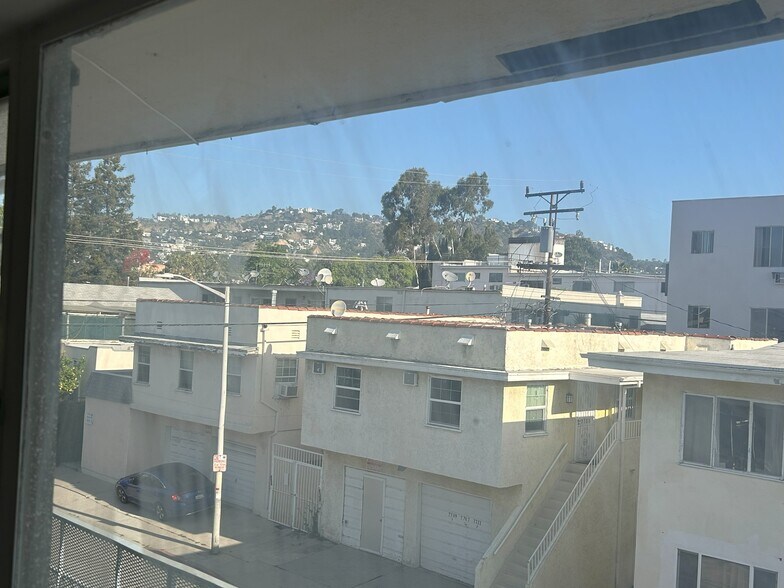Hollywood Hills view - 7704 Romaine St