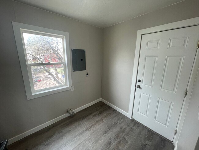 Building Photo - Cozy 2-Bedroom with Modern Updates