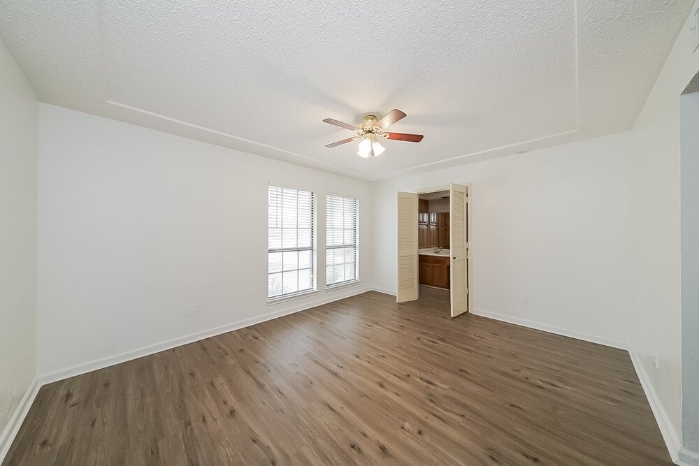 Building Photo - 940 Holly Ln