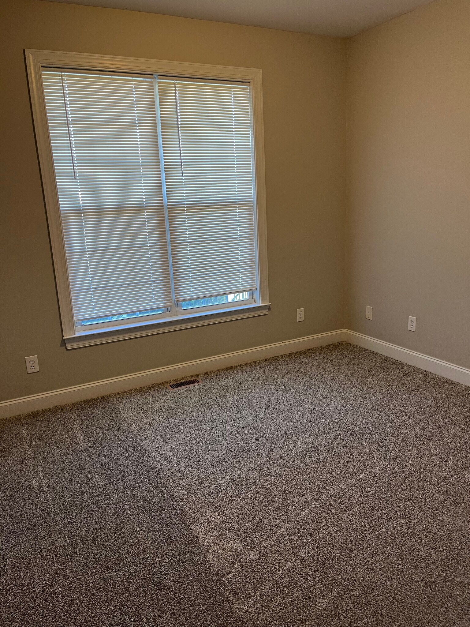 Building Photo - 204 Heron Dr