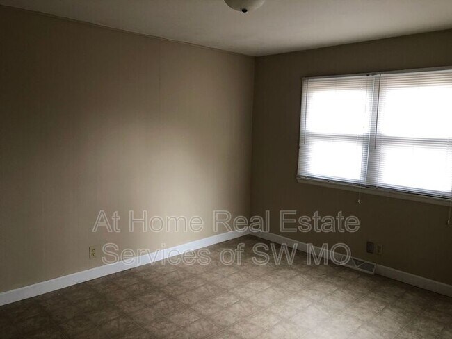 Building Photo - 924 W Woodridge St