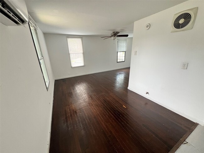 Building Photo - 1514 W 14th St