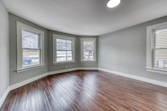 Building Photo - 68 Lewis Ave