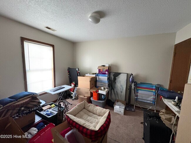 Building Photo - 723 Pinewood Dr