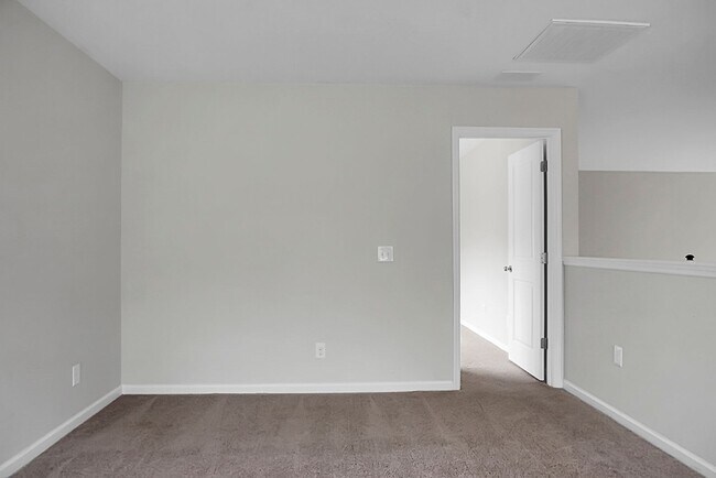 Building Photo - 3 bedrooms, 2.5 bathrooms  2-car garage in...
