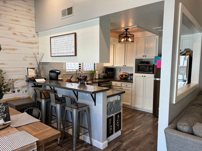 Building Photo - 3 bedroom in desirable Regency Park!