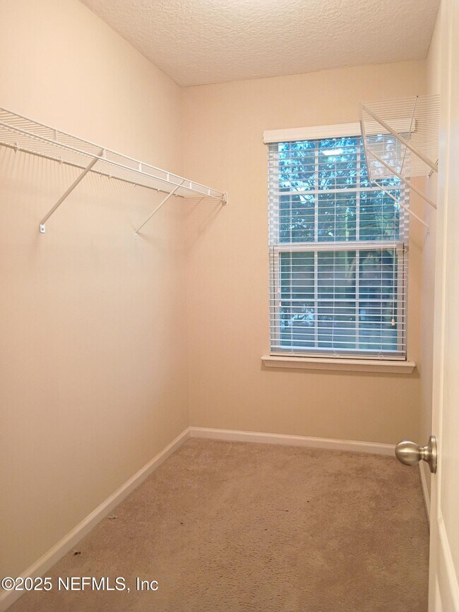 Building Photo - 425 Oasis Ln