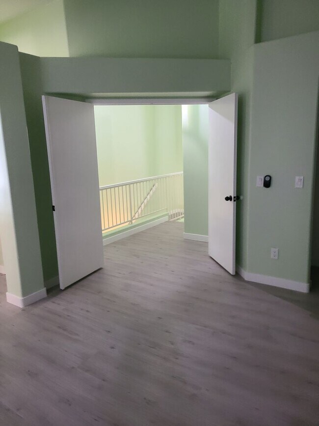 Building Photo - 3 BDRM 2.5 BATH GATED TOWNHOME