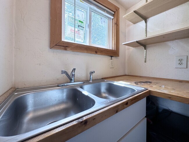 Building Photo - 310 1/2 East 31st Avenue