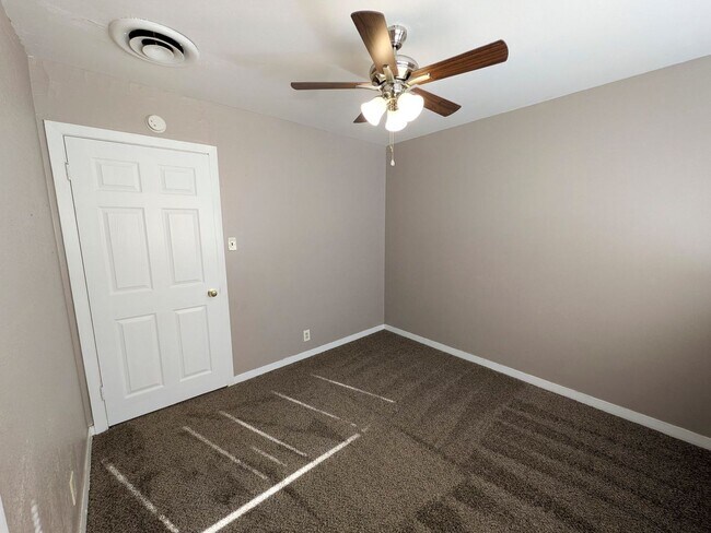 Building Photo - 3265 East Dr