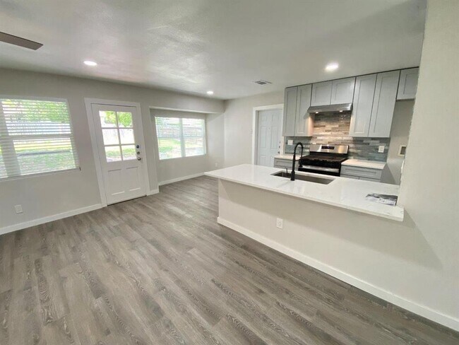 Building Photo - 9605 Newfoundland Cir