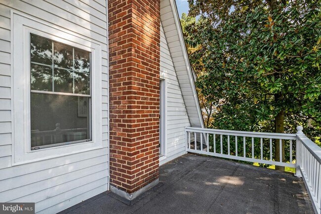 Building Photo - 6 Oak Ln SW