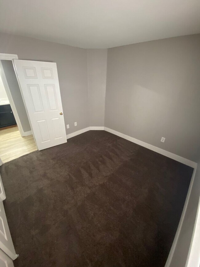 Building Photo - 127 Newburg Ave