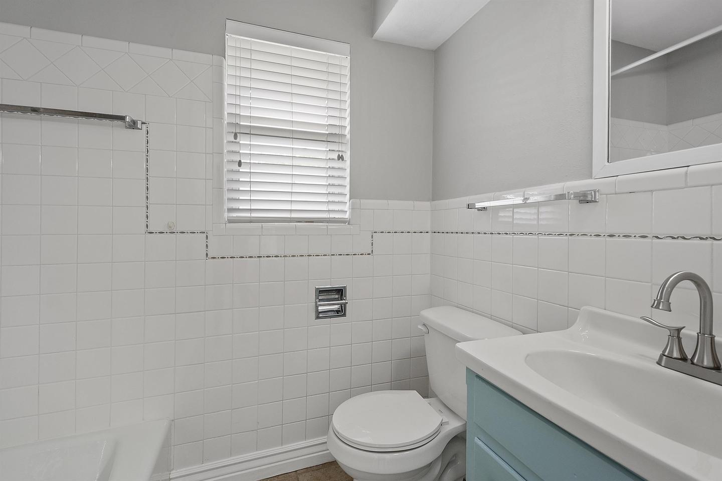 Building Photo - Bright & spacious 6-bedroom retreat in Ben...