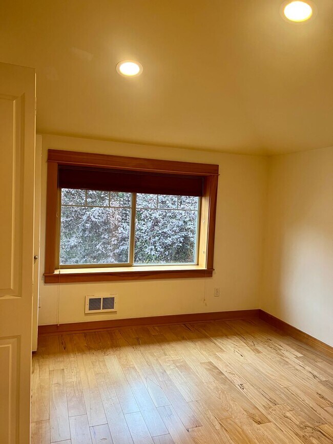 Building Photo - Available 1/0! Cozy townhouse in the Mt Baker neighborhood.