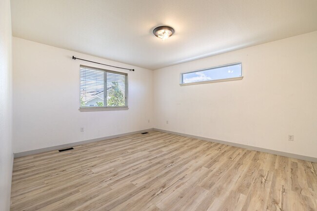 Building Photo - 4 Bed 3 Bath Located in Maple Hill Availab...