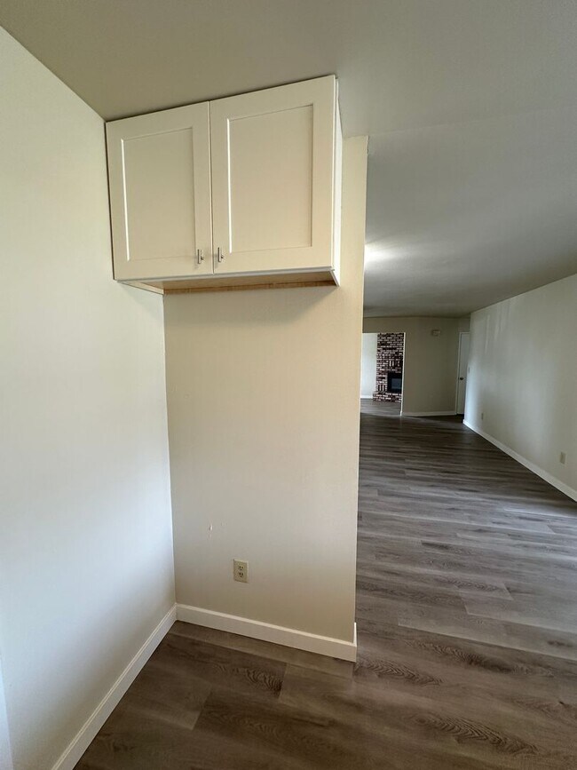 Building Photo - 1613 Carnation Ct