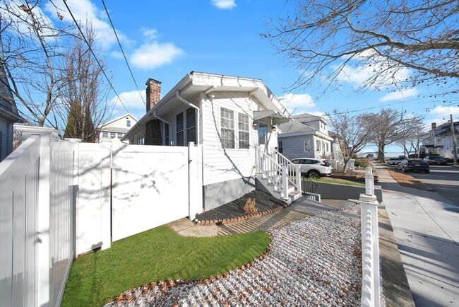 Building Photo - 52 Hovey St