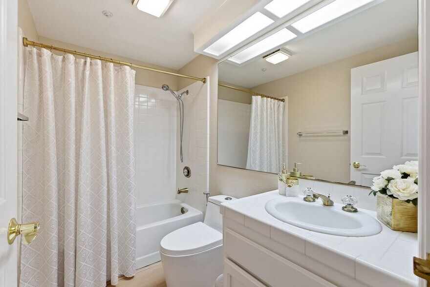 Building Photo - 121 Haslemere Ct