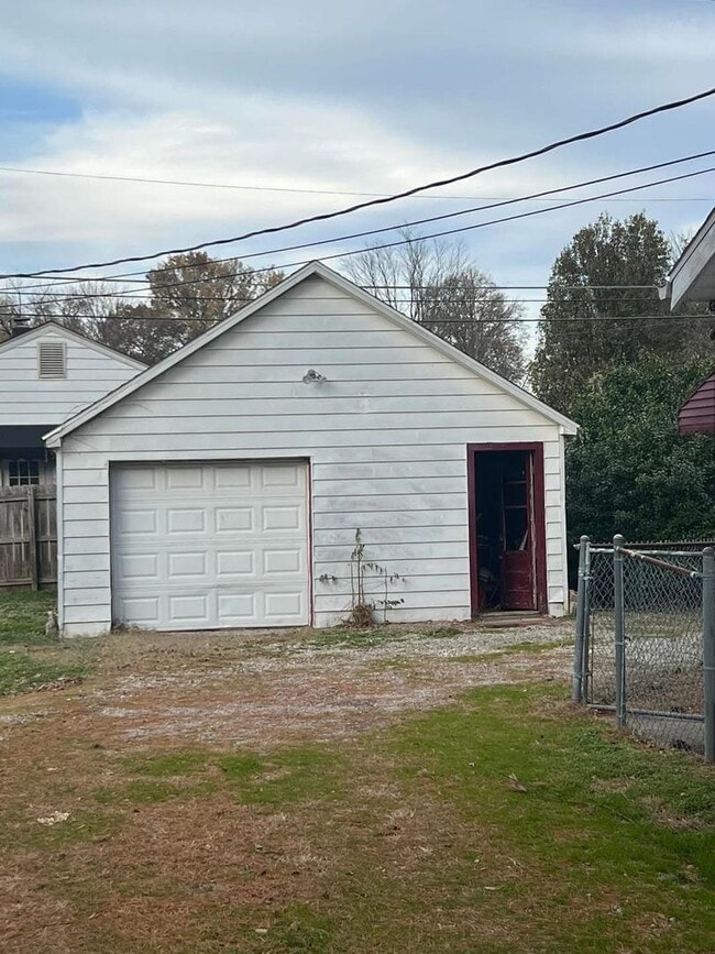 Building Photo - 1800 E Division St