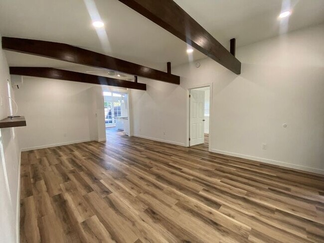 Building Photo - Stunning 2 Bed / 2 Bath Home Near Lake Murray!