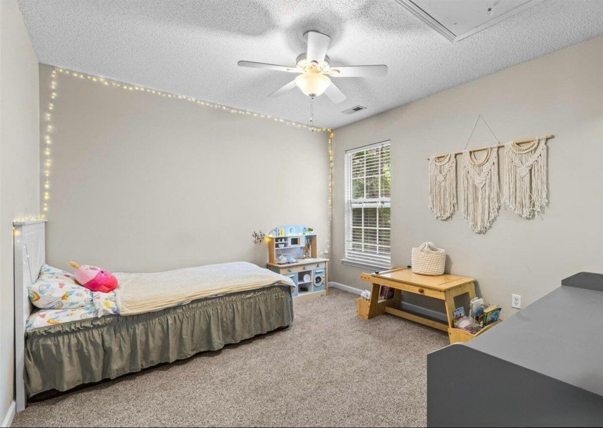 Building Photo - 512 Red Oak Ct