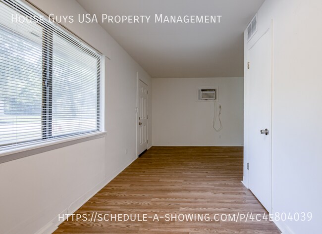 Building Photo - 15216 Bellaire Ave